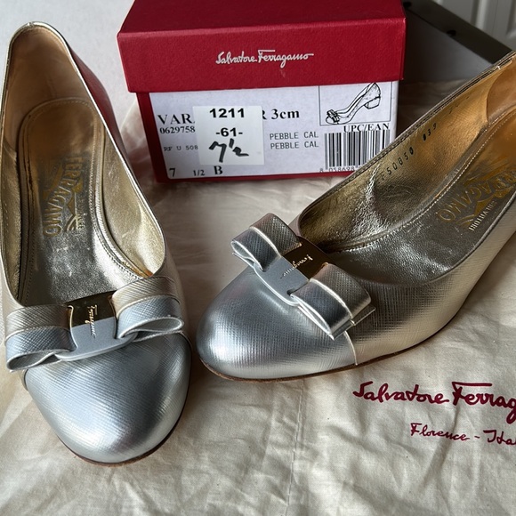 Ferragamo Vara bow pump in metallic platinum and gold leather looks like a dream - Picture 16 of 16